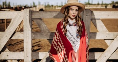 Julieta se prepara para representar a San Rafael en la Fiesta de la Ganadería