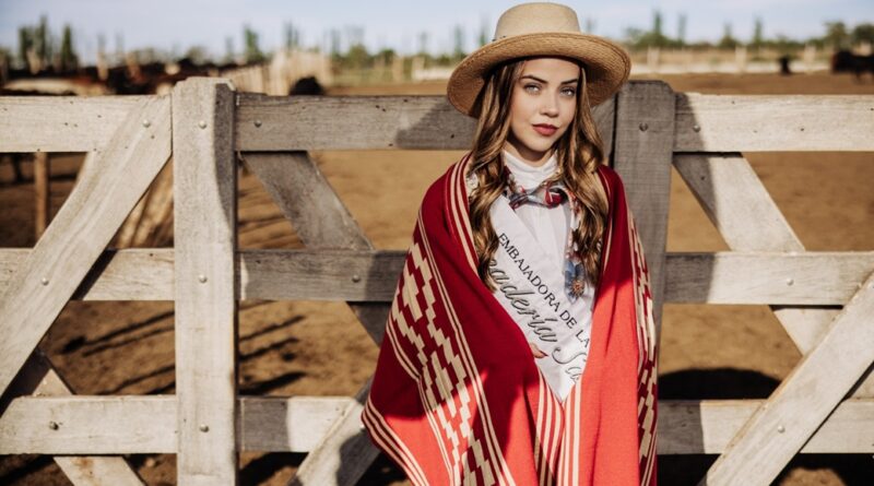 Julieta se prepara para representar a San Rafael en la Fiesta de la Ganadería