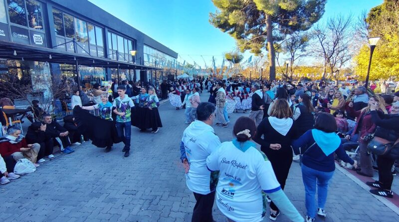 Hubo grandes festejos por el Día de la Escarapela de cara al Pericón de la Villa 25 de Mayo