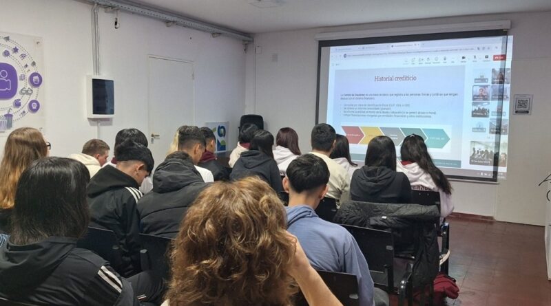 Capacitación en educación financiera para jóvenes en el Punto Digital