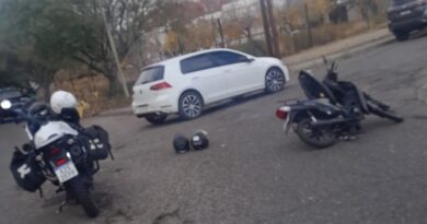 Fuerte choque urbano termina con dos motociclistas heridas