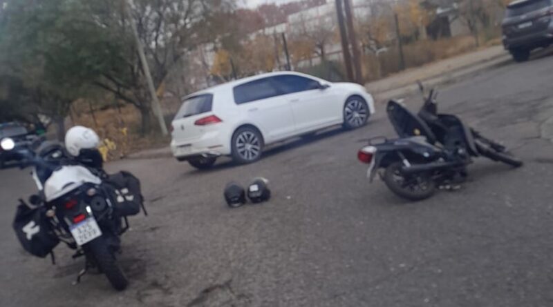 Fuerte choque urbano termina con dos motociclistas heridas