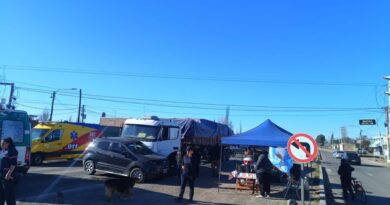 Fuerte colisión vial entre un transporte pesado y una camioneta deja dos personas hospitalizadas