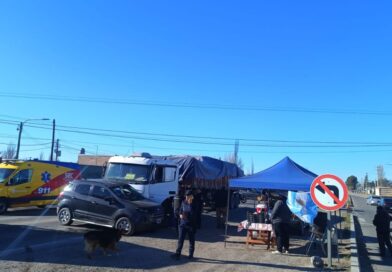 Fuerte colisión vial entre un transporte pesado y una camioneta deja dos personas hospitalizadas