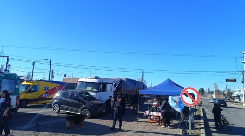 Fuerte colisión vial entre un transporte pesado y una camioneta deja dos personas hospitalizadas