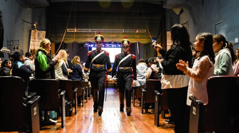 Alumnos de escuelas sanrafaelinas compartieron junto a los granaderos y el ballet municipal