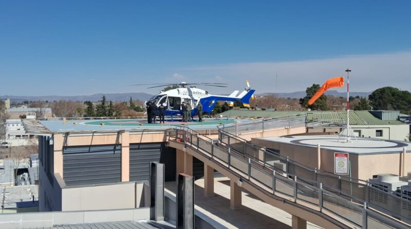 Despliegue aéreo de urgencia para derivar a un paciente con afección coronaria grave