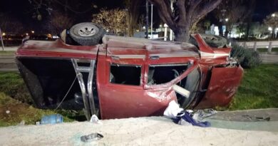 Grave vuelco de un vehículo termina con un sujeto demorado por ebriedad