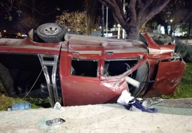 Grave vuelco de un vehículo termina con un sujeto demorado por ebriedad