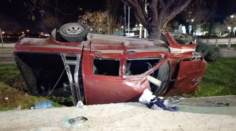 Grave vuelco de un vehículo termina con un sujeto demorado por ebriedad