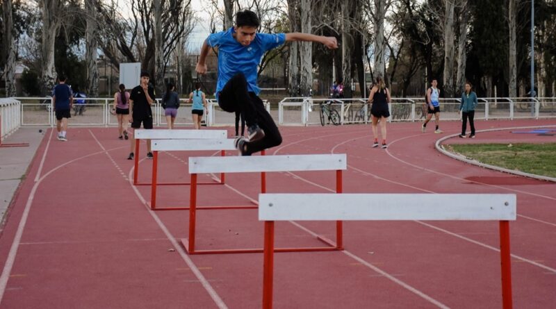 En el polideportivo 1 se desarrollan las actividades de la Escuela Municipal de Atletismo
