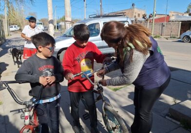 Defensa Civil continúa la entrega de “ojos de gato” para bicicletas