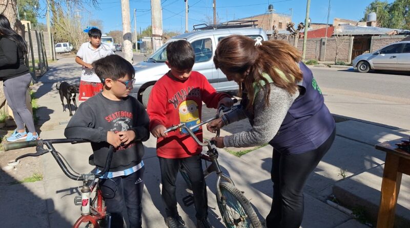 Defensa Civil continúa la entrega de “ojos de gato” para bicicletas