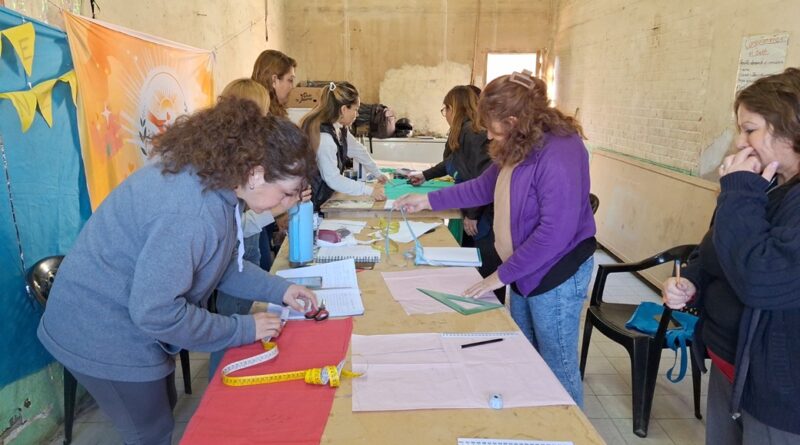 Los talleres de costura básica del Polo Textil capacitan gratuitamente
