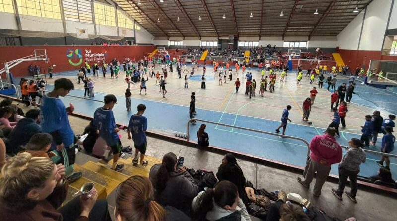 Más de 500 chicos en el vóley de los juegos escolares Quique Scalise